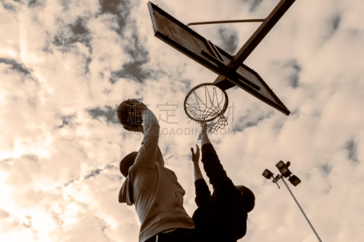 首次使用视频回放便“翻车”，到底是美女蒙冤，还是美网蒙羞？