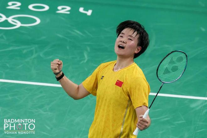 耳环和同样 耳环和同样